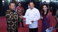 Ketua DPR RI Bambang Soesatyo menerima audit investigatif terkait pembangunan Kalibaru (NPCT) Pelindo II (IPC) dari Ketua BPK RI Moermahadi Soerja Djanegara dengan didampingi Ketua Pansus Angket DPR-RI tentang Pelindo II Rieke Diah Pitaloka di ruang pimpinan DPR, gedung Parlemen, Senayan, Jakarta, Selasa (25/9/2018). Foto: dok. Pansus Angket Pelindo