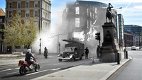 Setelah terkena serangan udara Jerman, gedung Negretti dan Zambra di Holborn Circus, London mengalami kebakaran hebat. Fox Photos/Getty Images.