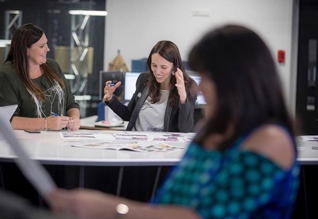 Aku punya kemampuan untuk mengajak anakku bekerja, tidak banyak tempat kamu bisa melakukannya. Aku tidak menjadi standar emas untuk membawa anak dalam lingkungan pekerjaan saat ini karena ada banyak keadaan yang tidak sama. Jika aku bisa melakukan satu hal yang mengubah cara kita berpikir menenai ini, maka aku akan senang jika kita mencapai sesuatu, kata Perdana Menteri Ardern. Foto: Reuters/Instagram
