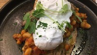 Tanpa saus Hollandaise poached egg juga bisa dinikmati dengan roti panggang. Foto : Instagram @rh_totalperformance