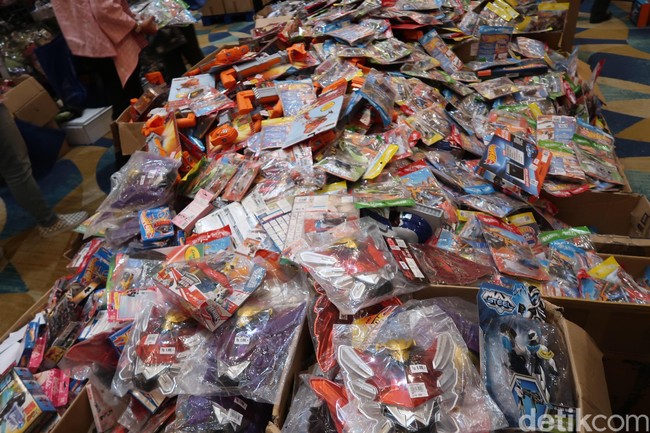Berbagai mainan di bawah Rp 50 ribu dijual di area tersendiri di Kidz Station Warehouse Sale yang tengah berlangsung di The Hall Senayan City. Di tumpukan ini, Anda bisa menemukan topeng superhero seharga Rp 5 ribu, juga permainan kartu dengan harga yang sama. Hot Wheels juga dijual di sini dengan harga Rp 15 ribu. Sedangkan mainan Littlest Pet Shop dibanderol seharga Rp 20 ribu. Foto: Alissa Safera/Wolipop