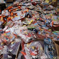 Berbagai mainan di bawah Rp 50 ribu dijual di area tersendiri di Kidz Station Warehouse Sale yang tengah berlangsung di The Hall Senayan City. Di tumpukan ini, Anda bisa menemukan topeng superhero seharga Rp 5 ribu, juga permainan kartu dengan harga yang sama. Hot Wheels juga dijual di sini dengan harga Rp 15 ribu. Sedangkan mainan Littlest Pet Shop dibanderol seharga Rp 20 ribu. Foto: Alissa Safera/Wolipop