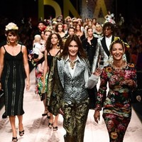 Wanita 50 tahun yang merupakan mantan model ini tampil elegan dalam setelan jas, vest dan celana sarat detail bordir keemasan nan mewah. Foto: Miguel MEDINA / AFP