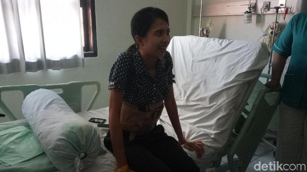 Febi menyadari punggungnya melengkung karena skoliosis sejak duduk di bangku SMP.