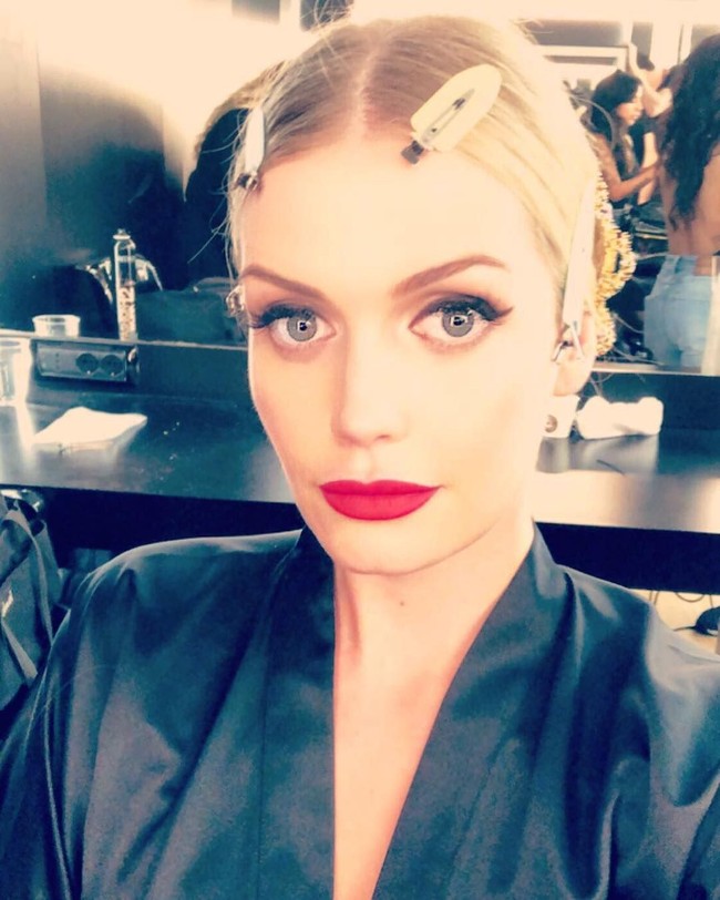Lady Kitty Spencer tengah bersiap jelang penampilannya di catwalk Dolce & Gabbana Spring 2019. Bibir merah merona melengkapi wajah cantik perempuan bermata indah ini. Dok: Instagram/@kitty.spencer