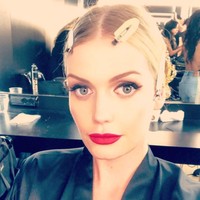 Lady Kitty Spencer tengah bersiap jelang penampilannya di catwalk Dolce & Gabbana Spring 2019. Bibir merah merona melengkapi wajah cantik perempuan bermata indah ini. Dok: Instagram/@kitty.spencer