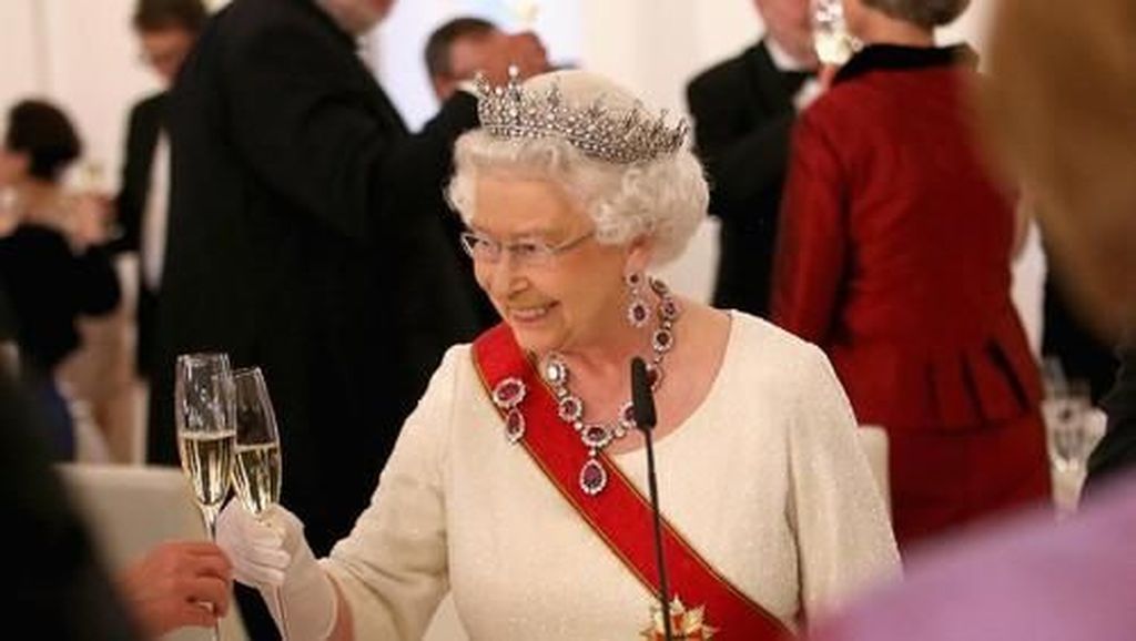 Mitos Mahkota Ratu Elizabeth II: Jika Berliannya Copot, Akan Ada Bencana