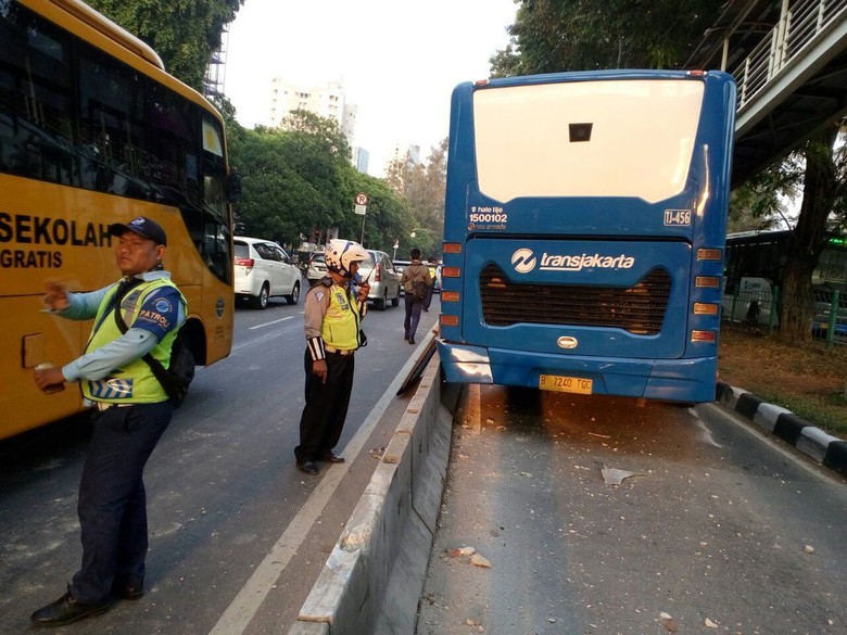 Bus TransJ Kecelakaan di JPO Kyai Tapa, Sopir Selamat Bus TransJ Kecelakaan di JPO Kyai Tapa, Sopir Selamat