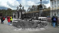 14 September 1940, sebuah kawah besar terlihat di luar Istana Buckingham, London. Kawah tersebut akibat bom udara dari Jerman. Central Press/Hulton Archive/Getty Images.