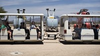 Pengunjung Pima dapat memesan tur menggunakan bus mengitari lahan pemerintah dan pangkalan pesawat militer AS seluas 1.052 hektar itu. Inilah tempat terakhir pesawat dalam masa hidupnya (Brendan Smialowski/AFP)