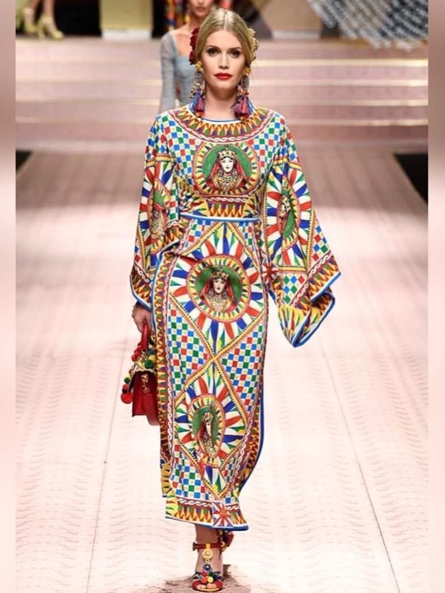 Jadi muse Dolce & Gabbana, keponakan Putri Diana pun tak ketinggalan tampil di runway. Lady Kitty Spencer menebar pesona dalam balutan gaun penuh motif wajik warna-warni yang dihiasi ilustrasi bergambar ratu era Victoria. Foto: Instagram/@kitty.spencer
