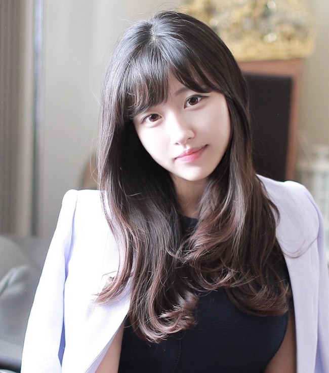 Moo Bin memang sangat bertekad untuk menjadi seorang jurnalis sejak kecil. Ia pun kerap menunjukkan profesional dalam pekerjaannya. Foto: Instagram