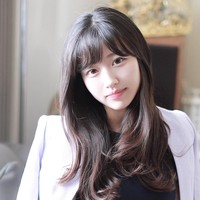 Moo Bin memang sangat bertekad untuk menjadi seorang jurnalis sejak kecil. Ia pun kerap menunjukkan profesional dalam pekerjaannya. Foto: Instagram