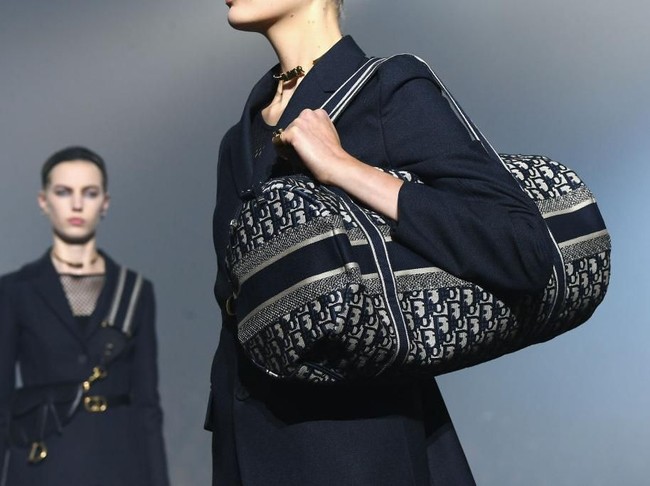 Ada tas gym bermotif Dior. Berminat? (Foto: Pascal Le Segretain/Getty Images For Christian Dior)