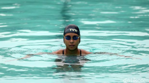 Karena Habitat Laura Dinda di Kolam Renang