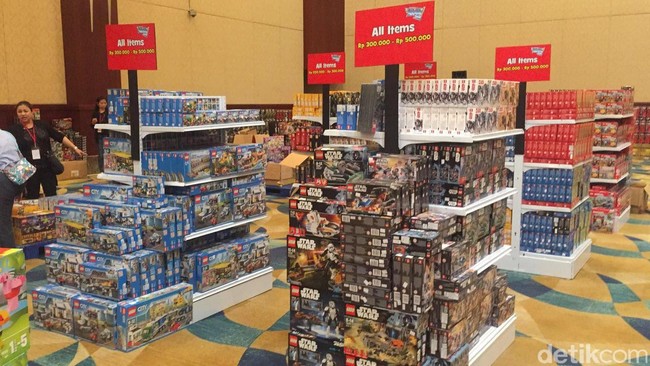 Tak hanya anak kecil yang dimanjakan, pun orang dewasa yang mengoleksi action figure Star Wars. Mainan Star Wars ini dijual mulai Rp 300 ribuan. Foto: Alissa Safera/Wolipop