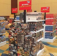 Tak hanya anak kecil yang dimanjakan, pun orang dewasa yang mengoleksi action figure Star Wars. Mainan Star Wars ini dijual mulai Rp 300 ribuan. Foto: Alissa Safera/Wolipop