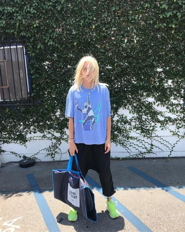 Begini gaya kasual Lauren. Meski terlihat santai dengan kaus longgar, Lauren tertap terlihat keceh. (Foto: Instagram/@theimpossiblemuse)