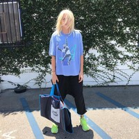 Begini gaya kasual Lauren. Meski terlihat santai dengan kaus longgar, Lauren tertap terlihat keceh. (Foto: Instagram/@theimpossiblemuse)