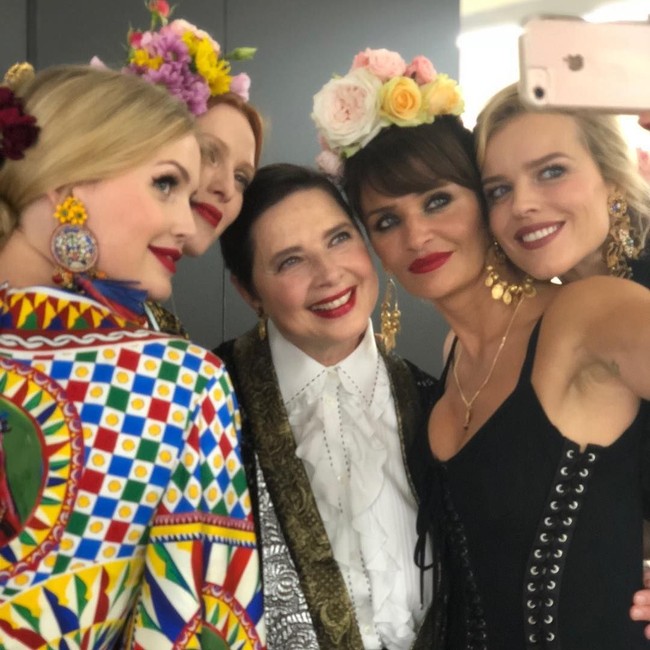 Di belakang panggung, sepupu Pangeran Harry dan William ini mencuri kesempatan untuk berfoto bersama model ternama dan tamu VIP. Salah satunya model senior Helena Christensen.