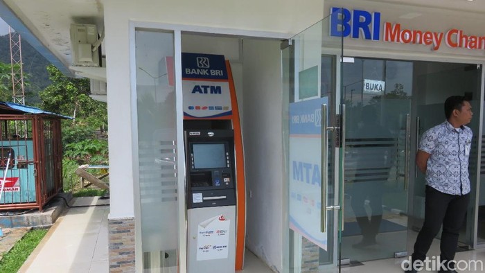 Mesin ATM BRI di perbatasan Indonesia-Papua Nugini.