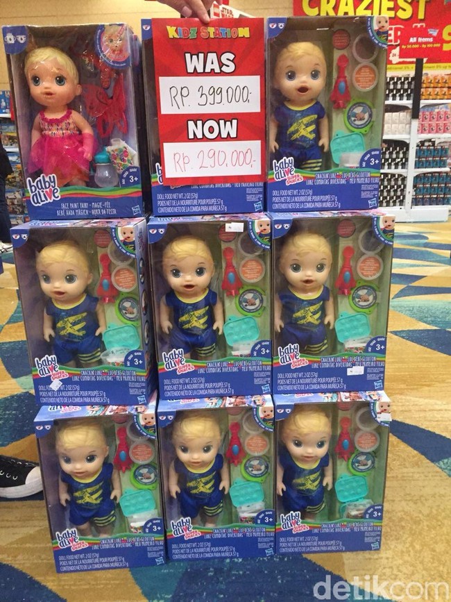 Boneka Baby Alive jadi salah satu yang cepat habis di bazar ini. Boneka yang biasanya dijual Rp 399 ribu kini menjadi Rp 290 ribu. Foto: Alissa Safera/Wolipop