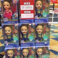 Boneka Baby Alive jadi salah satu yang cepat habis di bazar ini. Boneka yang biasanya dijual Rp 399 ribu kini menjadi Rp 290 ribu. Foto: Alissa Safera/Wolipop
