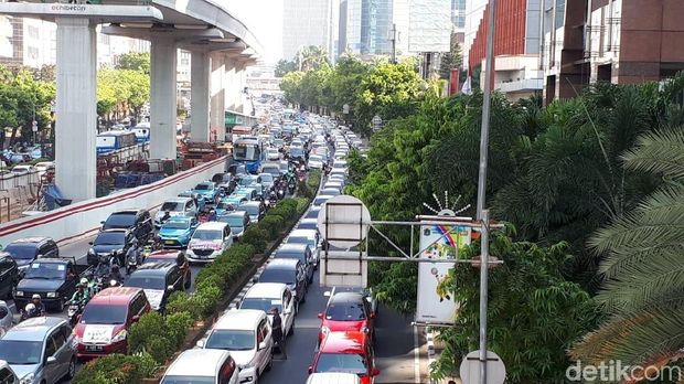Demo Aliando mengakibatkan kemacetan di ruas Jl HR Rasuna Said, Selasa (25/9/2018)