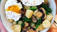 Poached egg juga enak dimakan dengan kentang dan sayuran tumis. Jadi sarapan lengkap yang mantap. Foto : Instagram @healthymoodsf