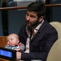 Selama berpidato di sidang PBB mengenai Nelson Mandela, Neve dipegang oleh pasangan Jacinda, Clarke Gayford. Clarke Gayford sendiri adalah seorang presenter televisi Selandia Baru yang kini memilih untuk menjadi bapak rumah tangga. Foto: Reuters/Instagram