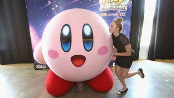 10. Kirby. Sosok merah jambu yang seperti bantal ini senantiasa bikin gemas penggemarnya. (Foto: Jonathan Leibson/Getty Images for Nintendo of America)