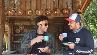 Nikmat dan rasa kopinya tentu tak kalah dengan kopi di restoran atau kafe mewah. Traveler bisa menikmati segelas kopi di tengah persawahan di bawah kaki perbukitan yang mengelilingi area kampung ini (John/Istimewa)