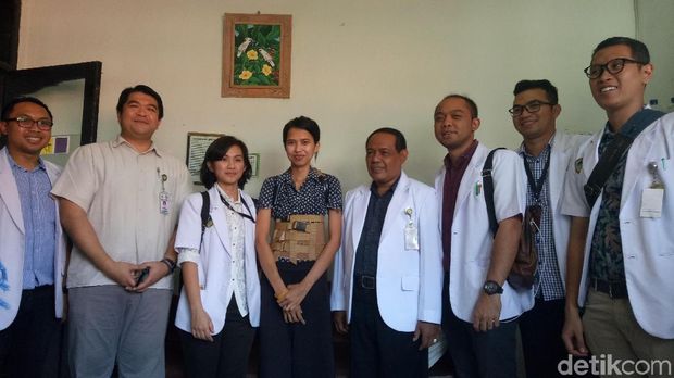 Luh Putu Febi Sriandari (23) berpose dengan tim dokter RSUP Sanglah yang menangani.