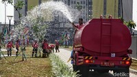 Rumput dan pohon yang sudah tumbuh di taman selalu disirami agar tidak mati.