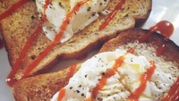  Tak ada mayonnaise? Cukup semprotkan saus cabe atau tomat  ke atas poached egg. Rasanya makin enak. Foto : Instagram @elhayes_