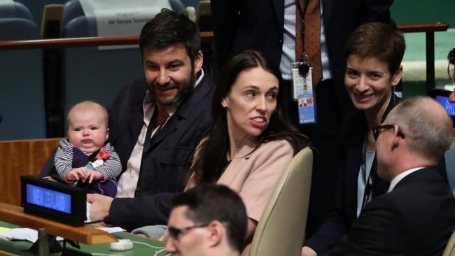 Jacinda Ardern kembali bekerja setelah enam minggu melahirkan putrinya,  Neve Te Aroha. Salah satu hal yang perlu dilakukannya adalah berpidato dalam pertemuan PBB di New York, AS. Uniknya, Jacinda membawa serta sang anak dan suami dalam kesempatan tersebut. Foto: Reuters/Instagram