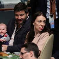 Jacinda Ardern kembali bekerja setelah enam minggu melahirkan putrinya,  Neve Te Aroha. Salah satu hal yang perlu dilakukannya adalah berpidato dalam pertemuan PBB di New York, AS. Uniknya, Jacinda membawa serta sang anak dan suami dalam kesempatan tersebut. Foto: Reuters/Instagram