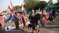 Dalam aksinya, mereka juga membawa kuda lumping dan beraksi sambil menari di depan taman pandang Istana.
