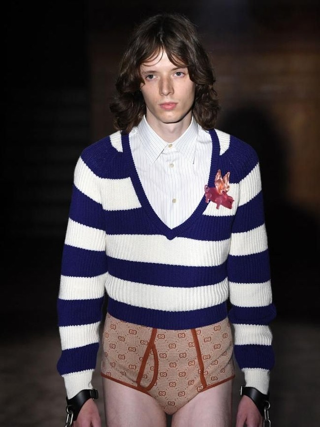 Di samping busana utama, pilihan underwear juga menjadi tawaran menarik pada koleksi busana pria dan wanita ini. Salah satunya, celana dalam pria bermotif monogram Gucci yang tersohor itu. (Foto: Dominique Charriau/Getty Images for Gucci)