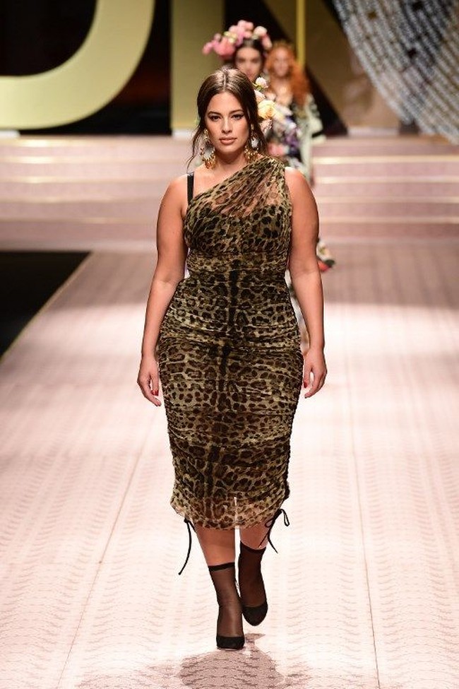 Model plus-size Ashley Graham pun digandeng Dolce & Gabbana untuk menampilkan koleksinya. Ia tampil seksi dengan gaun asimetris motif leopard yang atraktif. Foto: Miguel MEDINA / AFP