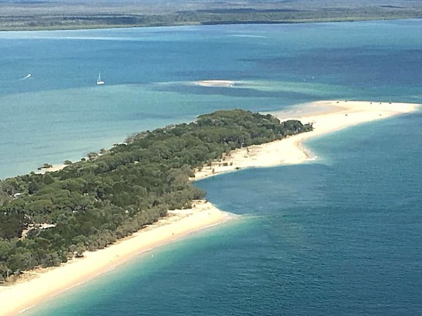 Dari pantauan udara yang dilakukan Rainbow Beach Helicopters, lubang ini membuat pantai yang tadinya berbentuk memanjang jadi seperti tercaplok di bagian tengahnya. (Facebook/Rainbow Beach Helicopters) Dari pantauan udara yang dilakukan Rainbow Beach Helicopters, lubang ini membuat pantai yang tadinya berbentuk memanjang jadi seperti tercaplok di bagian tengahnya. (Facebook/Rainbow Beach Helicopters)