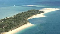 Dari pantauan udara yang dilakukan Rainbow Beach Helicopters, lubang ini membuat pantai yang tadinya berbentuk memanjang jadi seperti tercaplok di bagian tengahnya. (Facebook/Rainbow Beach Helicopters)