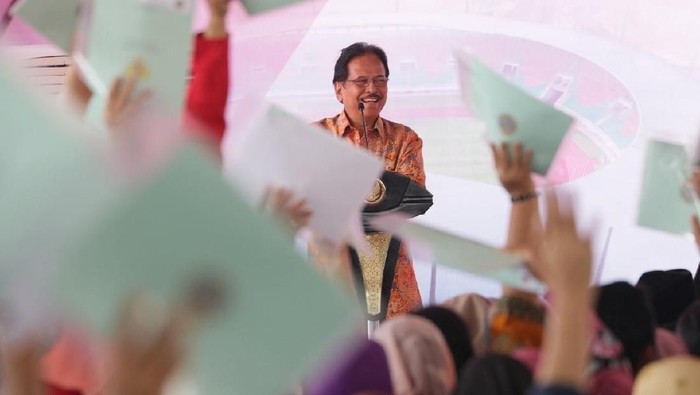 Kementerian Agraria dan Tata Ruang/Badan Pertanahan Nasional (ATR/BPN) menyerahkan sertifikat tanah untuk 7.000 masyarakat Kabupaten/Kota Bogor. Sertifikat tanah diserahkan Presiden Joko Widodo (Jokowi) ke 12 perwakilan warga.