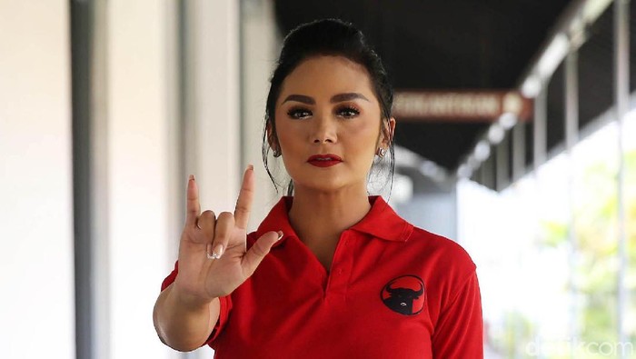 Gaya Krisdayanti Hingga Kirana Larasati Saat Kunjungi Museum PDI Perjuangan ajak para calegnya berkunjung ke Museum. Krisdayanti hingga Kirana Larasati tampak hadir dalam rombongan tersebut. Seperti apa gaya mereka?
