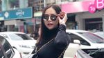 Makan Siang sambil Lihat Foto Aura Kasih saat Liburan Yuk!