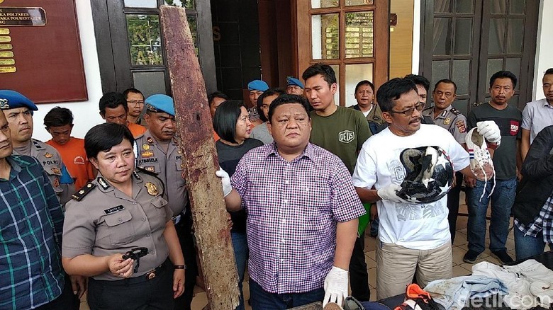 Deretan Benda Bernoda Darah Saksi Bisu Tewasnya Haringga Sirla Deretan Benda Bernoda Darah Saksi Bisu Tewasnya Haringga Sirla