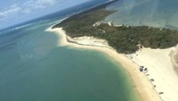 Lubang di Rainbow Beach muncul secara tiba-tiba pada Senin (24/9) kemarin. Dari foto yang diambil pada bulan Februari, pantai ini masih terlihat normal. Beruntung tidak ada pengunjung yang dilaporkan jadi korban jiwa atas insiden ini.  (Facebook/Leasa Langford)