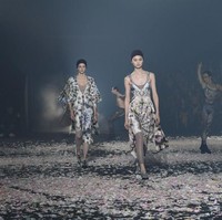 Berbeda dari koleksi sebelumnya, hadir deretan busana yang dihiasi motif tie-dye atau jumputan. Sebelumnya, motif ini sempat mewarnai peragaan sejumlah desainer di New York Fashion Week. (Foto: Pascal Le Segretain/Getty Images For Christian Dior)