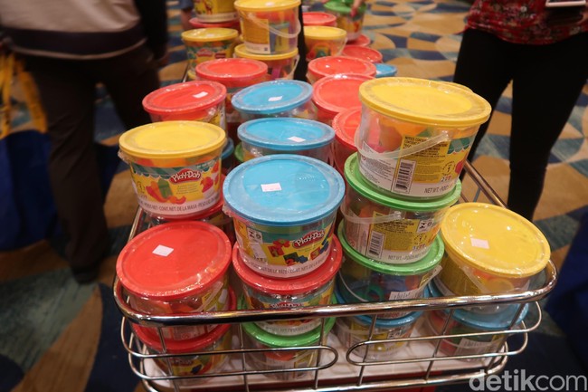 Berbagai macam mainan Play-Doh dijual mulai dari Rp 50 ribu sudah dengan cetakan yang lucu. Atau beli set mainan Play-Doh di dalam ember seharga Rp 60 ribu. Foto: Alissa Safera/Wolipop