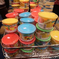 Berbagai macam mainan Play-Doh dijual mulai dari Rp 50 ribu sudah dengan cetakan yang lucu. Atau beli set mainan Play-Doh di dalam ember seharga Rp 60 ribu. Foto: Alissa Safera/Wolipop